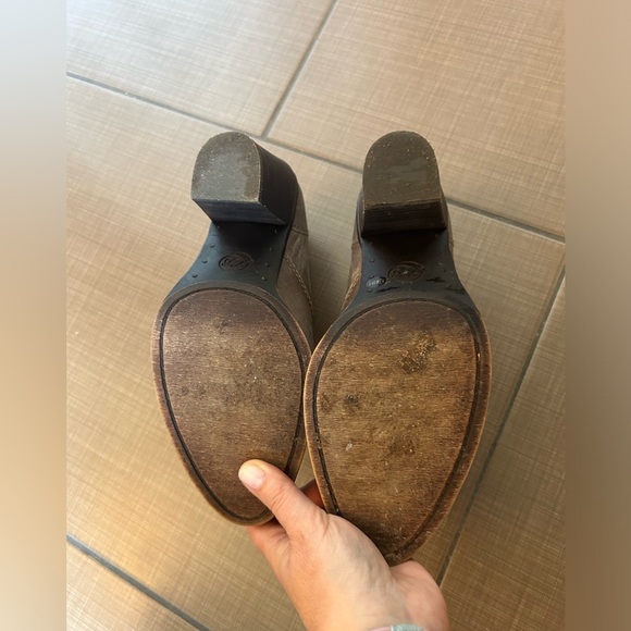 Super cute Lucky Brand heeled, leather ankle booties - Picture 5 of 6